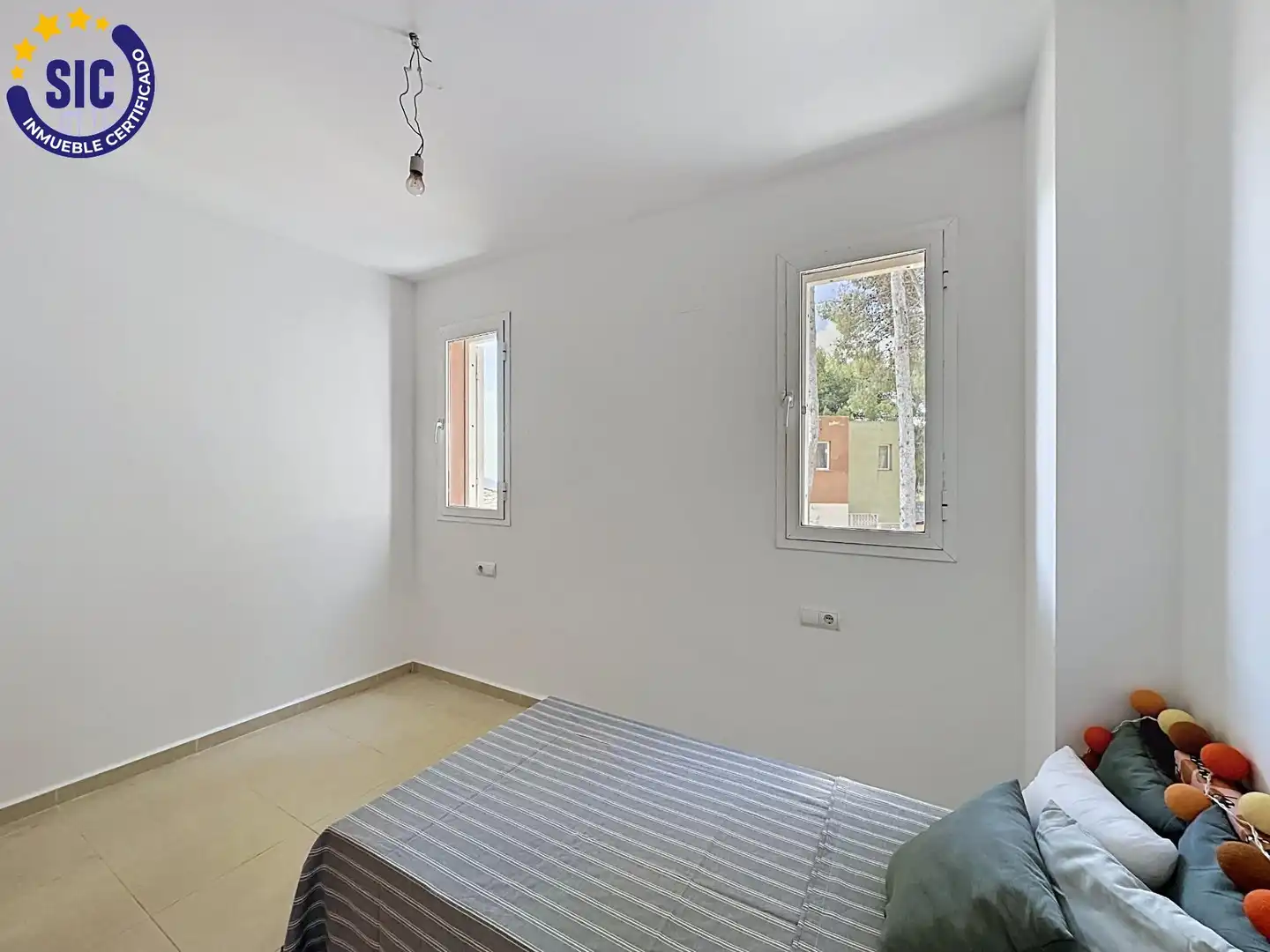 Habitación de Casa adosada en venta en Serra con Jardín privado, Terraza y Piscina comunitaria