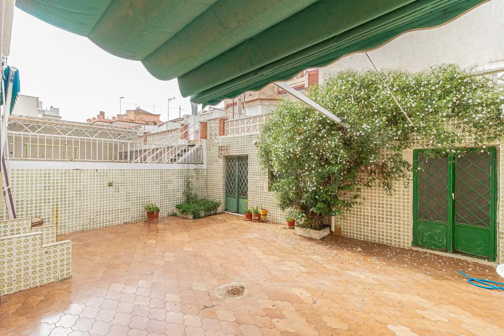 Terrasse von Einfamilien-Reihenhaus zum Verkauf in Cartagena mit Privatgarten, Abstellraum und Balkon