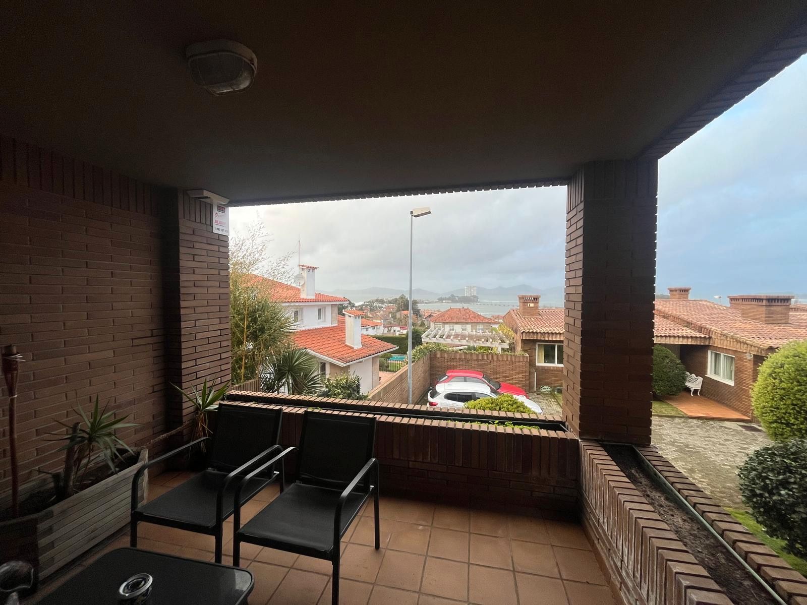 Vista exterior de Casa adosada de lloguer en Vigo  amb Calefacció, Jardí privat i Terrassa