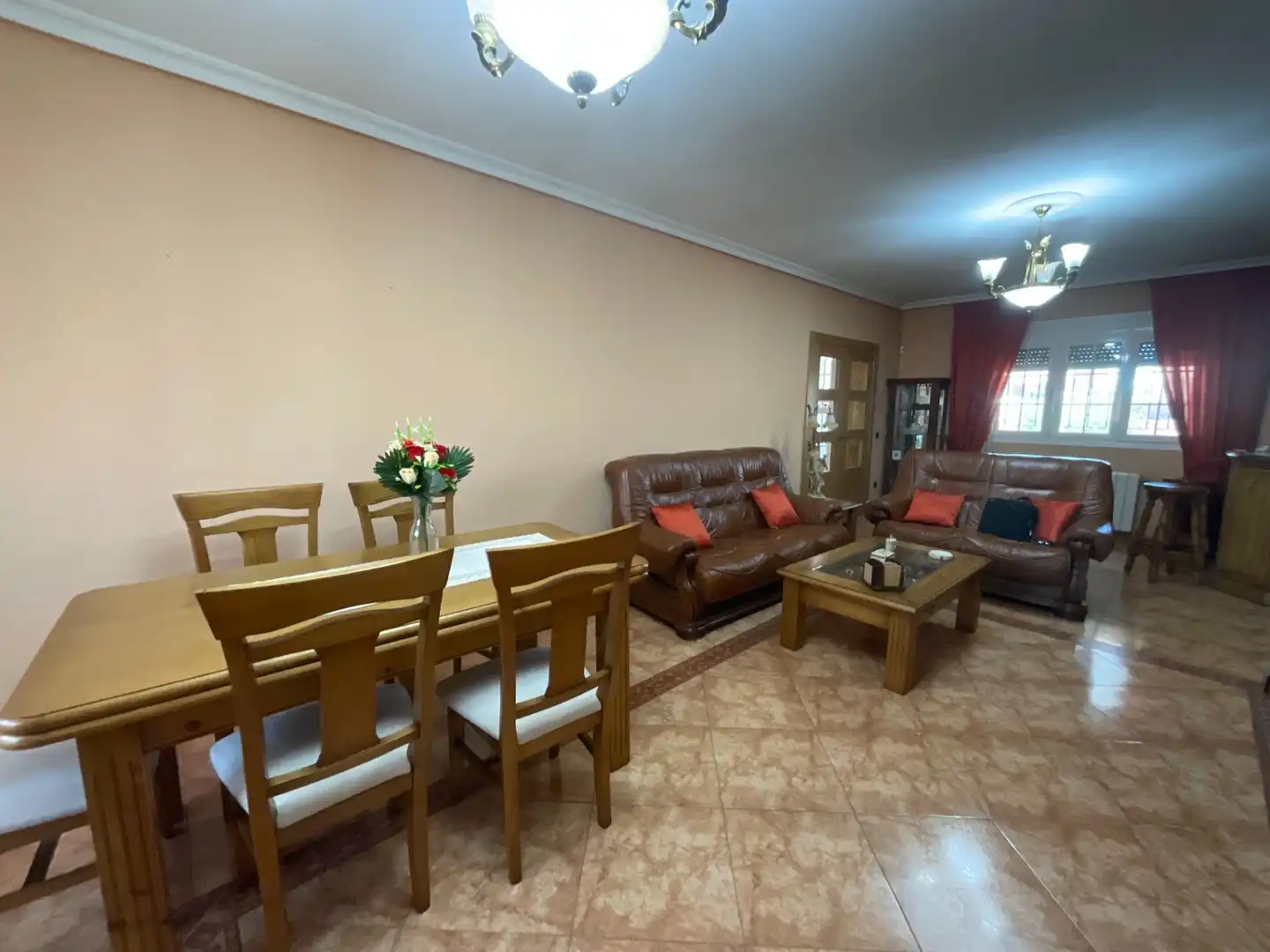 Wohnzimmer von Einfamilien-Reihenhaus zum Verkauf in Villaluenga de la Sagra mit Klimaanlage und Heizung