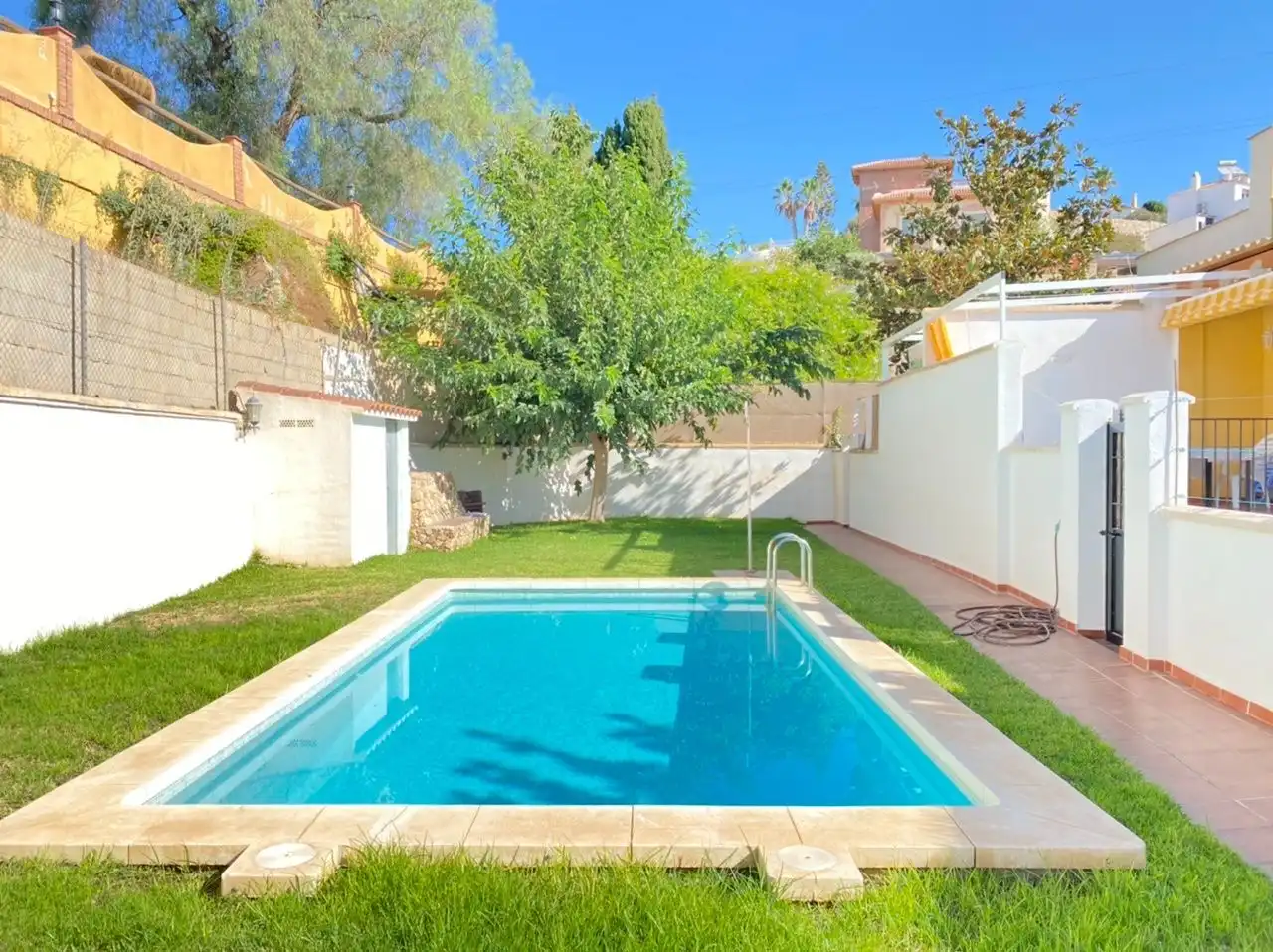 Piscina de Casa o chalet en venta en Torrox con Aire acondicionado, Calefacción y Jardín privado