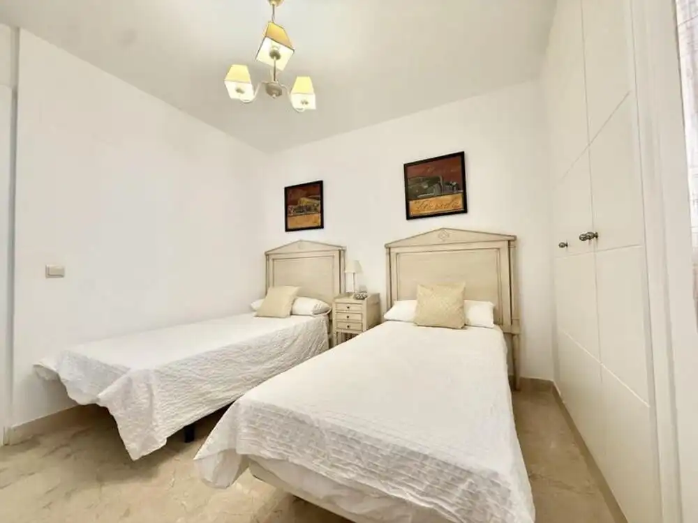 Schlafzimmer von Erdgeschoss zur Miete in Estepona mit Klimaanlage, Terrasse und Schwimmbad