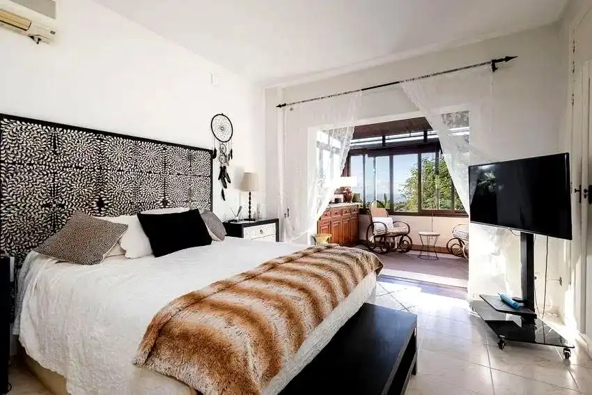 Schlafzimmer von Haus oder Chalet zum Verkauf in Málaga mit Klimaanlage, Heizung und Privatgarten