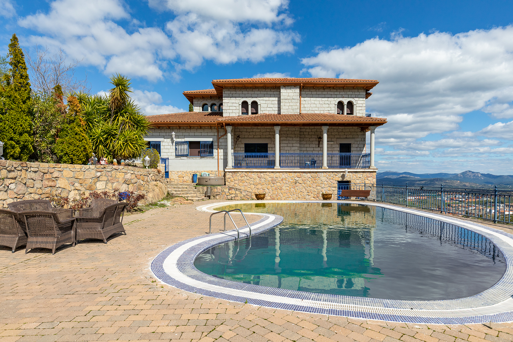 Exterior view of House or chalet for sale in El Tiemblo   with Air Conditioner, Private garden and Terrace