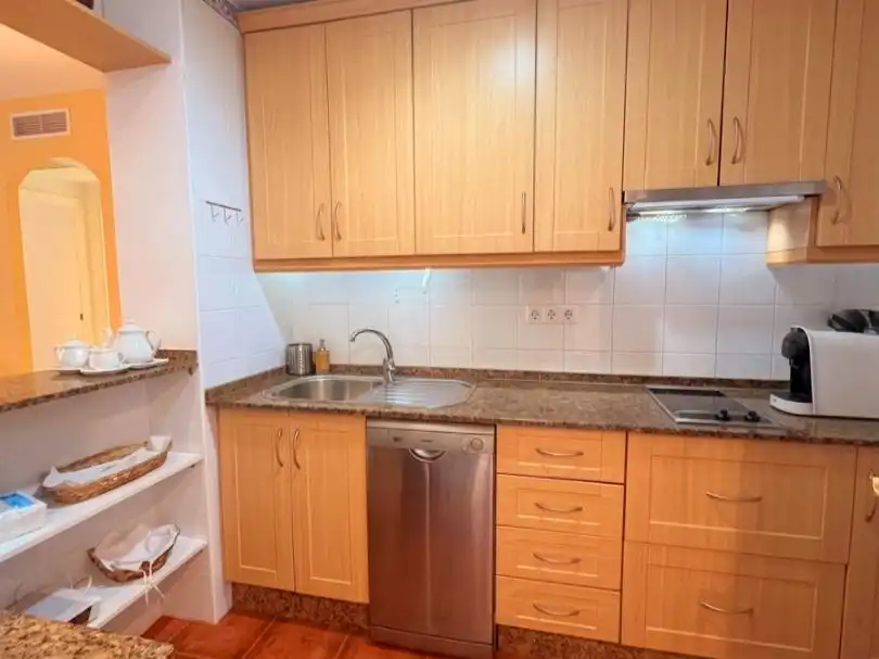 Cocina de Apartamento de alquiler en Chipiona con Aire acondicionado, Calefacción y Jardín privado