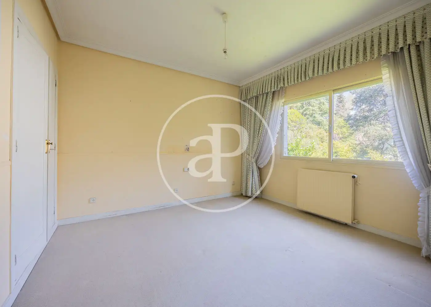 Habitación de Casa adosada en venta en Madrid con Aire acondicionado, Calefacción y Jardín privado