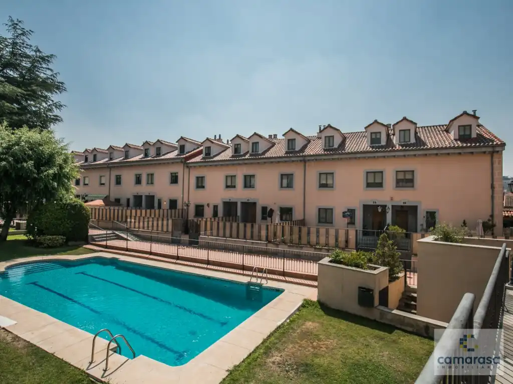 Piscina de Casa o chalet en venta en Ávila con Jardín privado, Piscina y Piscina comunitaria