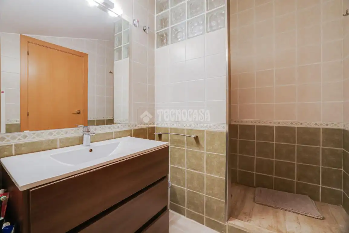 Badezimmer von Einfamilien-Reihenhaus zum Verkauf in Terrassa mit Klimaanlage, Heizung und Terrasse