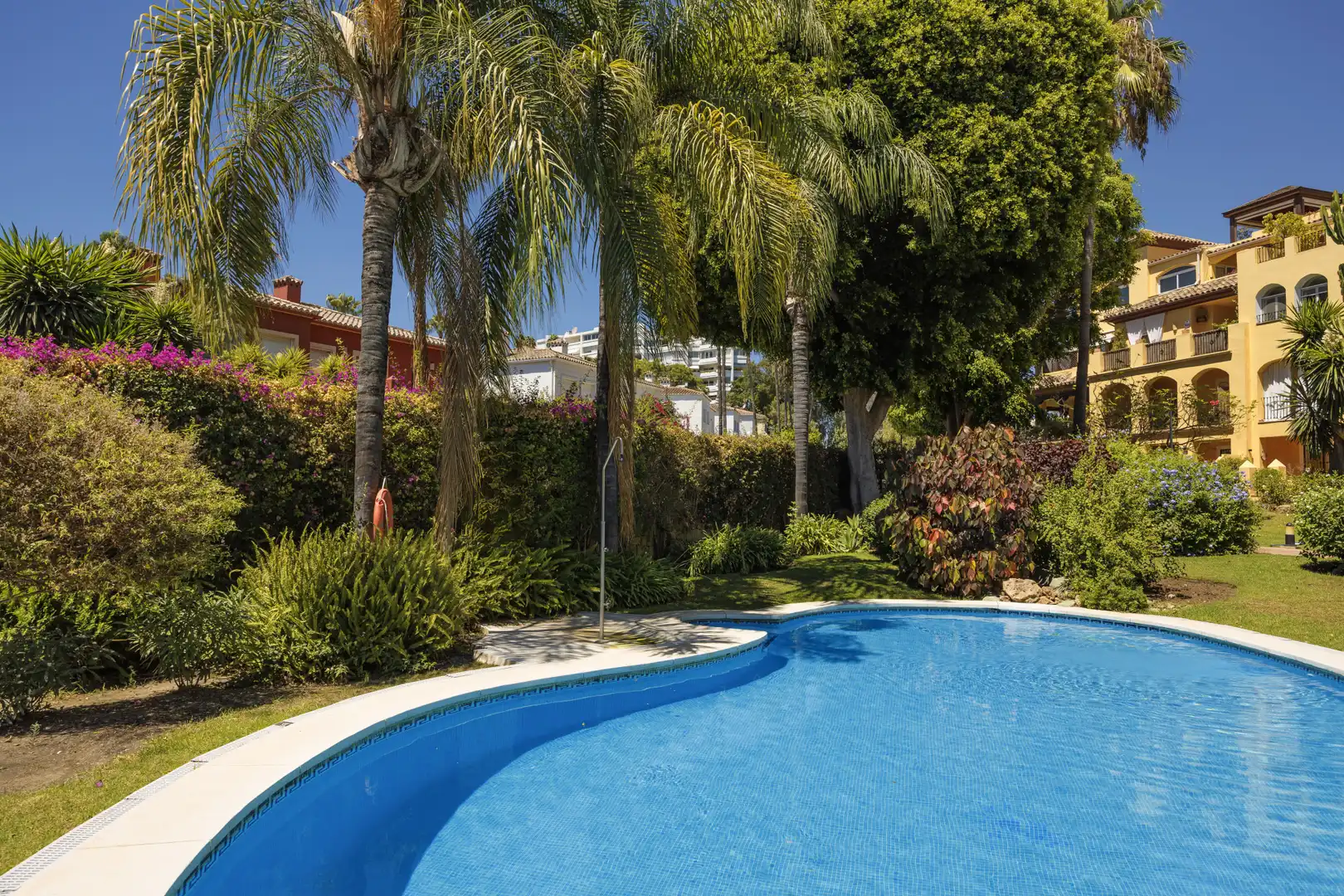 Schwimmbecken von Wohnungen zum Verkauf in Marbella mit Klimaanlage, Terrasse und Schwimmbad