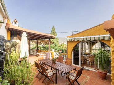 House with balcony for sale in Calle Casas Blancas