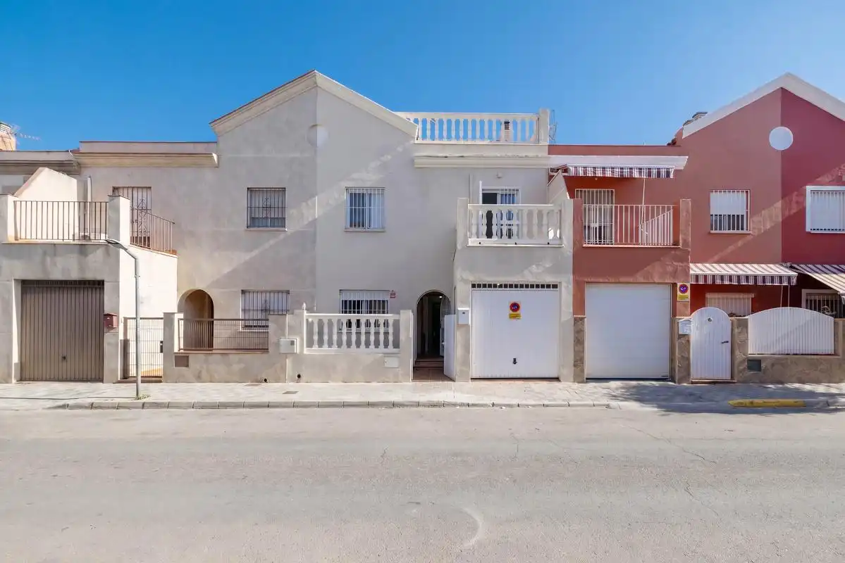 Vista exterior de Casa adosada en venta en Valencina de la Concepción con Aire acondicionado, Calefacción y Terraza
