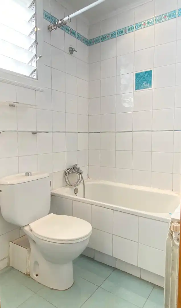 Badezimmer von Wohnung zum Verkauf in L'Hospitalet de Llobregat mit Heizung, Abstellraum und Ofen
