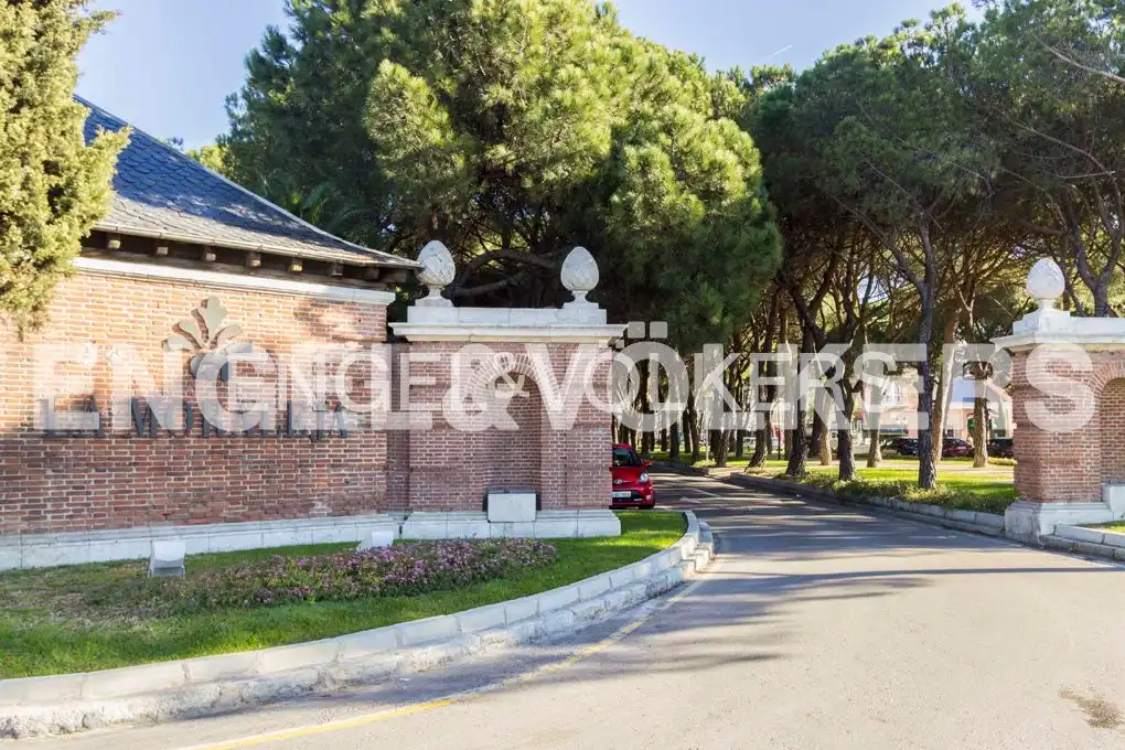 Vista exterior de Casa adosada de lloguer en La Moraleja amb Aire condicionat, Calefacció i Jardí privat