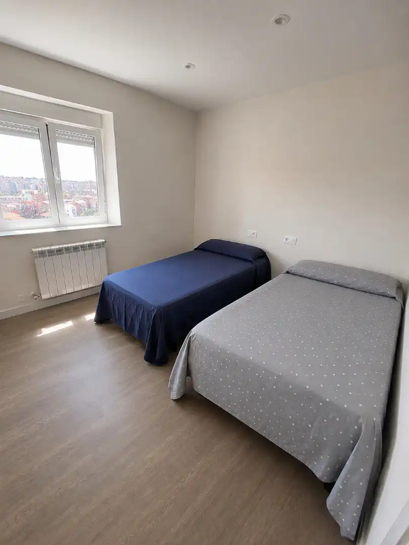 Schlafzimmer von Wohnung zur Miete in Gijón  mit Heizung, Parkett und Abstellraum