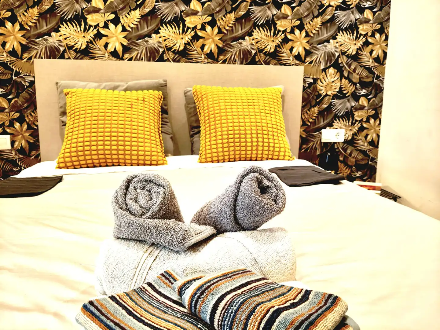Bedroom of Apartments for rent in Granada  with Air Conditioner, Heating and Furnished