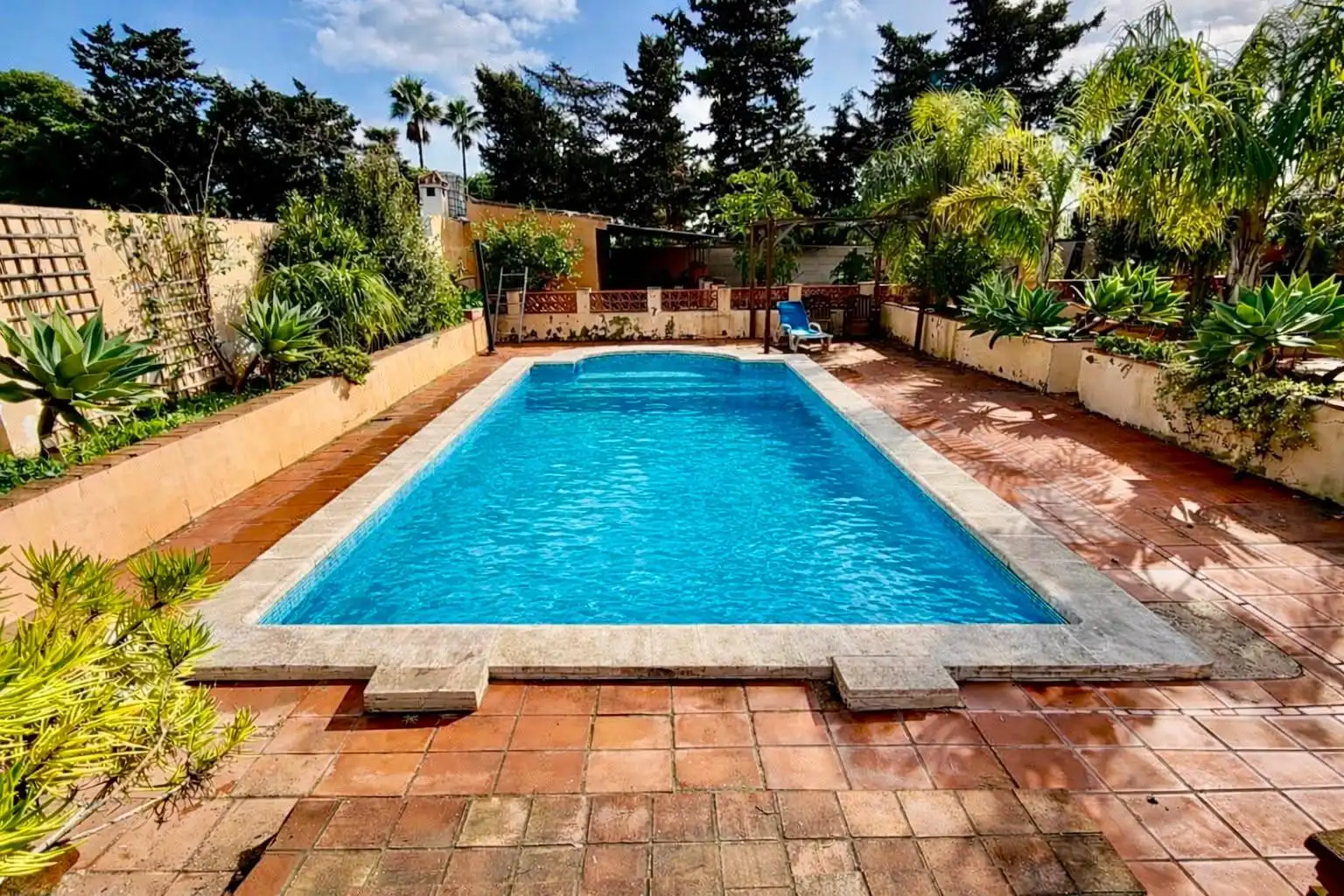 Piscina de Casa o xalet en venda en La Línea de la Concepción amb Jardí privat i Piscina