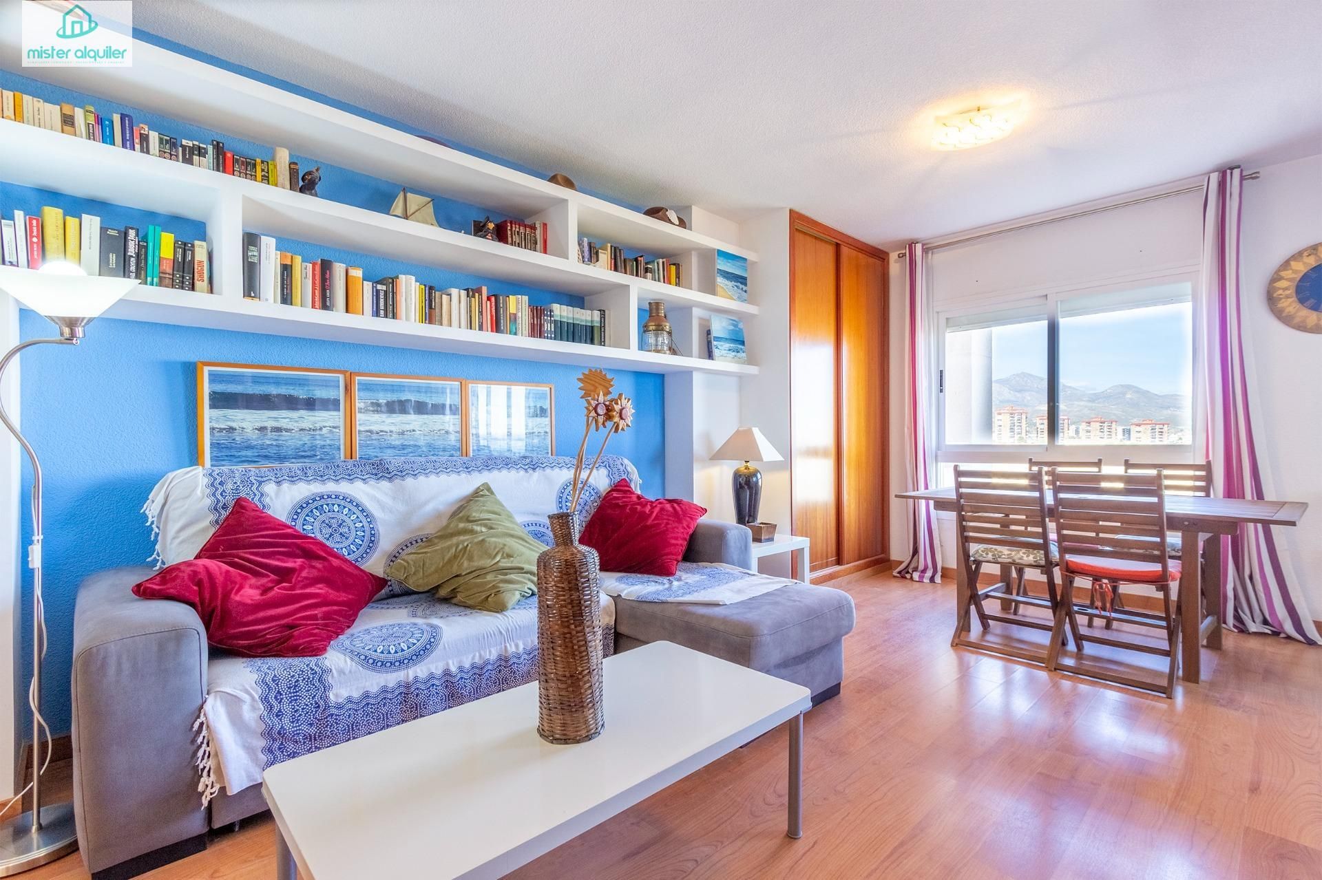 Sala d'estar de Apartament de lloguer en El Campello amb Aire condicionat, Calefacció i Jardí privat