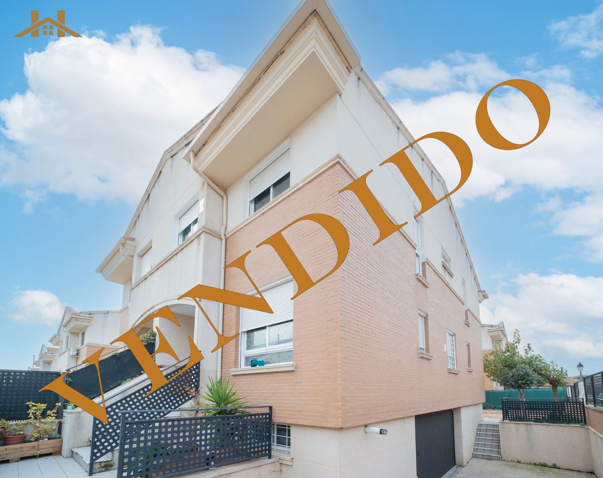 Vista exterior de Casa adosada en venda en Cubas de la Sagra amb Aire condicionat, Calefacció i Jardí privat