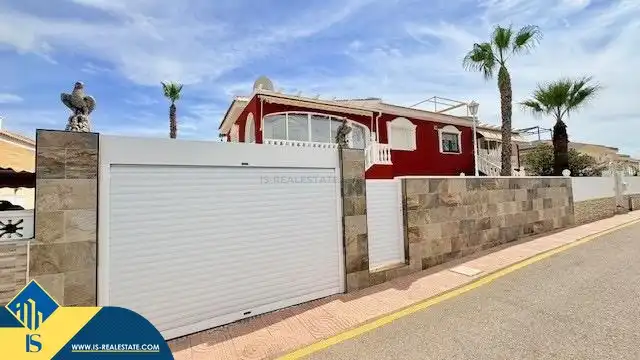 Vista exterior de Casa o xalet en venda en Rojales amb Jardí privat, Terrassa i Moblat