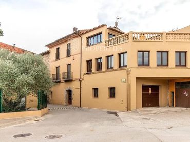 Casa con piscina en venta en Boadella 1