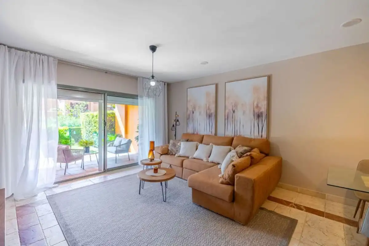 Sala d'estar de Planta baixa en venda en Estepona amb Jardí privat, Traster i Piscina comunitària