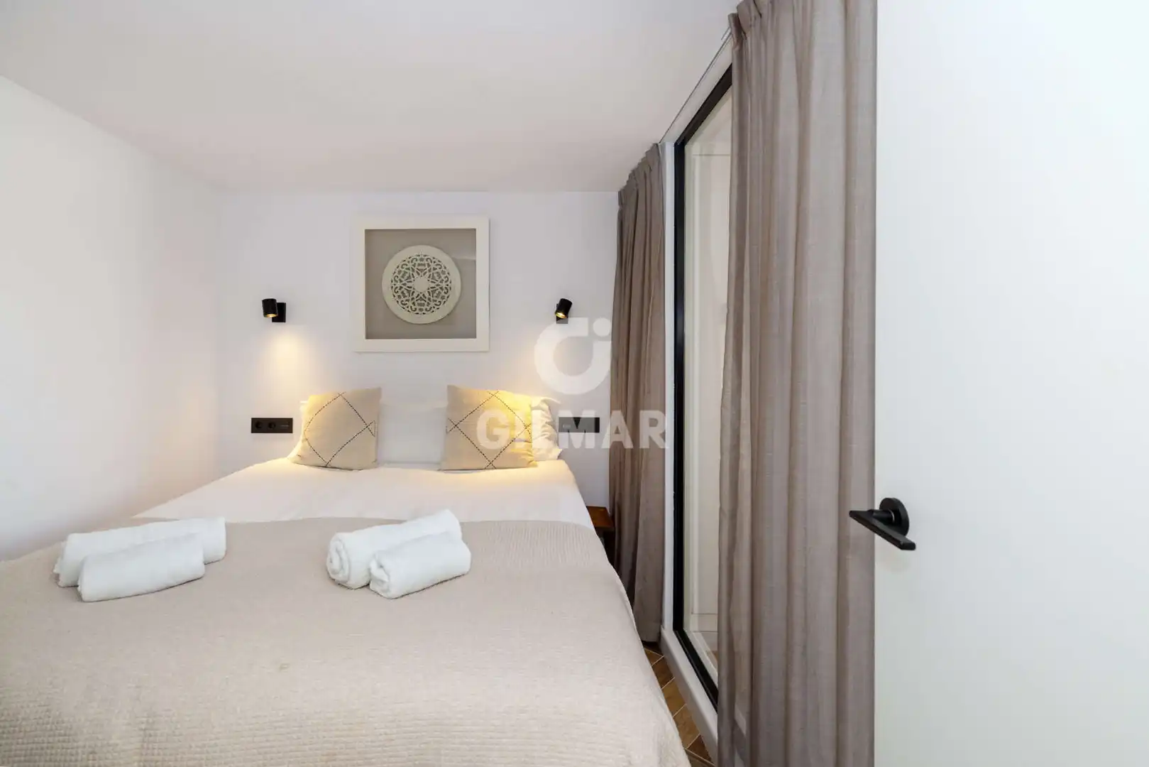 Dormitori de Casa adosada en venda en Estepona amb Jardí privat