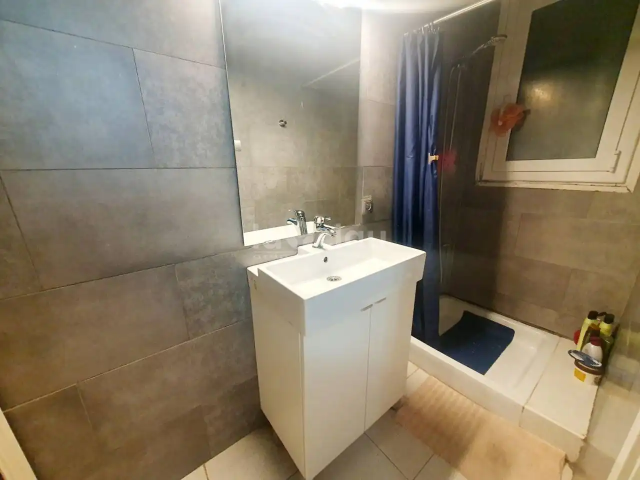 Badezimmer von Wohnung zum Verkauf in Tona mit Heizung, Terrasse und Abstellraum