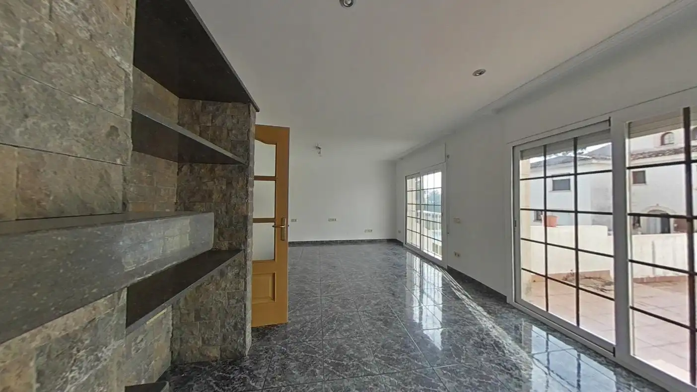 Casa adosada en venta en Girona Capital con Calefacción y Piscina