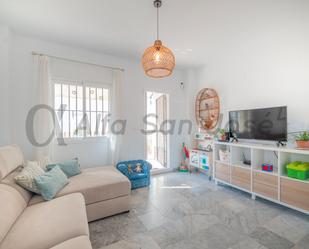 Sala d'estar de Casa adosada en venda en Alcalá del Río amb Aire condicionat, Piscina i Moblat