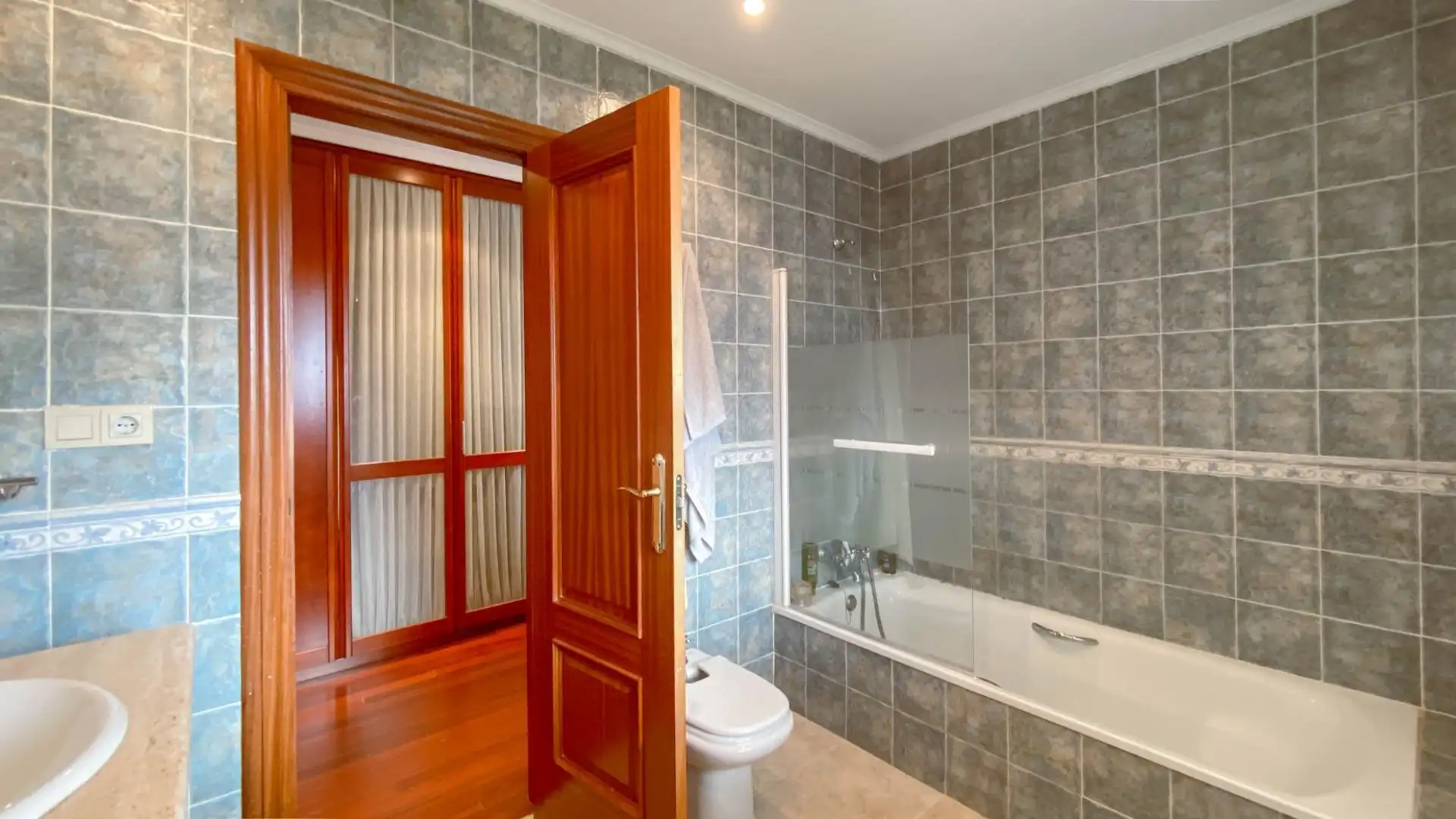 Baño de Casa adosada en venta en Santa Cruz de Bezana con Calefacción, Jardín privado y Trastero
