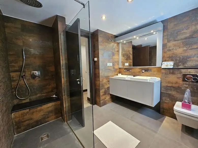 Badezimmer von Wohnungen zum Verkauf in Benahavís mit Klimaanlage, Terrasse und Möbliert