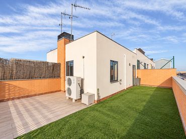 Casa pareada con piscina en venta en Calle Agustina de Aragón