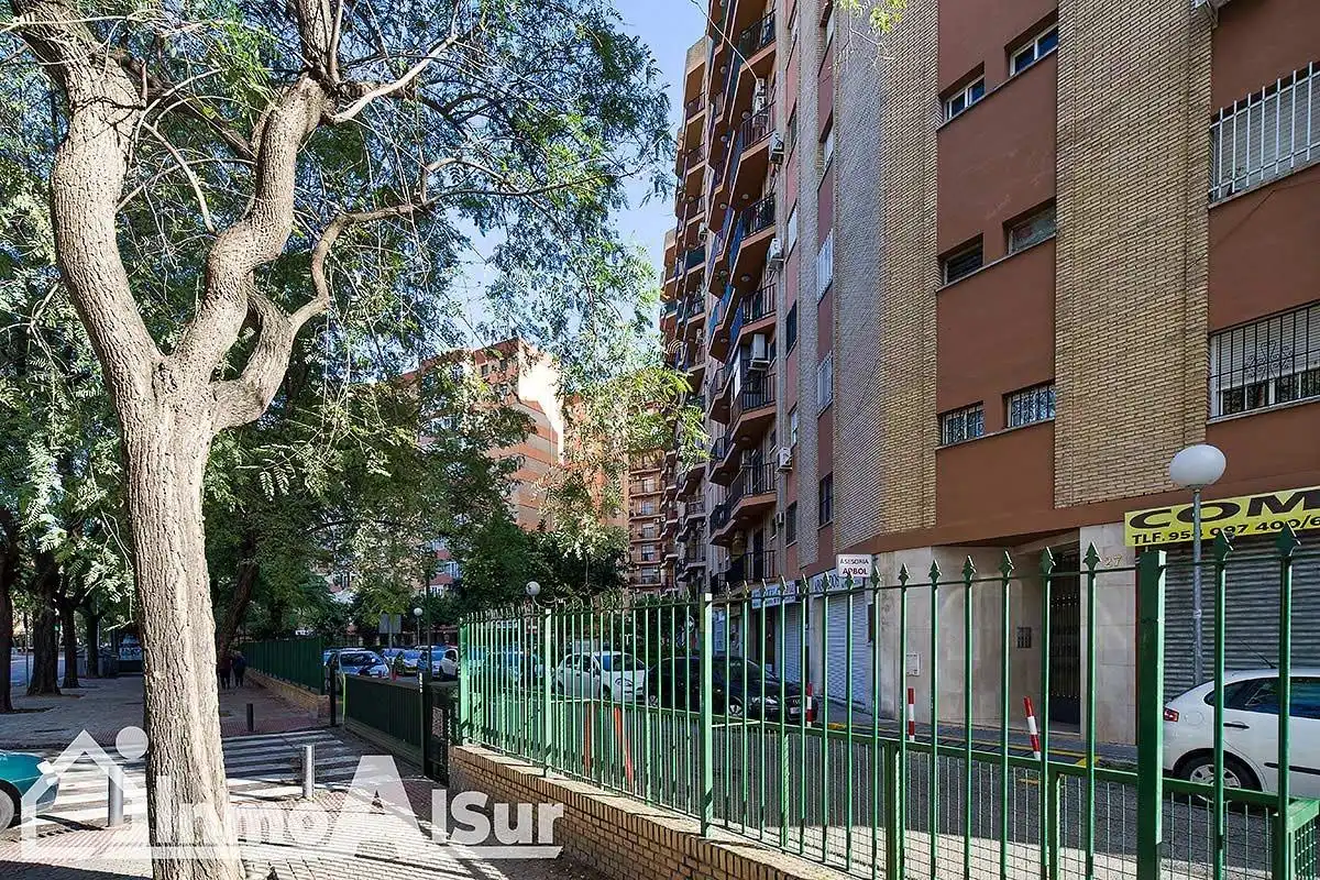 Vista exterior de Local de alquiler en Sevilla