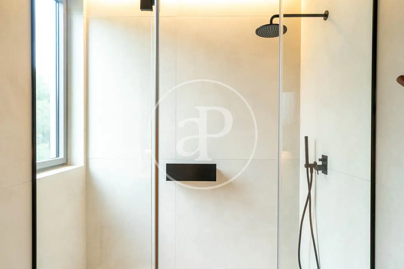 Baño de Piso de alquiler en Barcelona con Aire acondicionado, Calefacción y Jardín privado