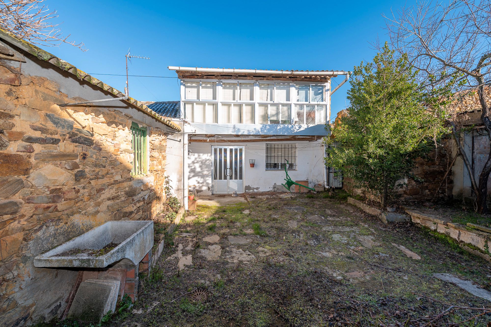 Exterior view of Country house for sale in Santa Colomba de Somoza  with Furnished