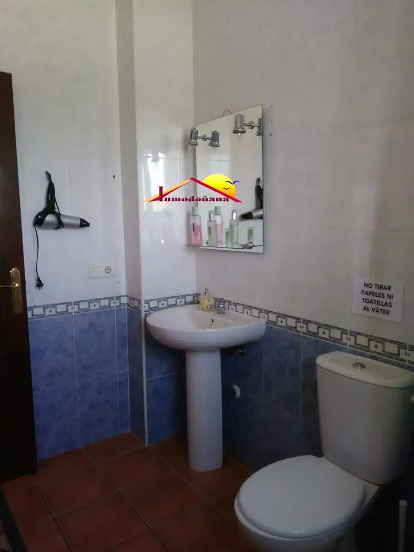Bany de Casa adosada en venda en Almonte amb Terrassa, Traster i Moblat