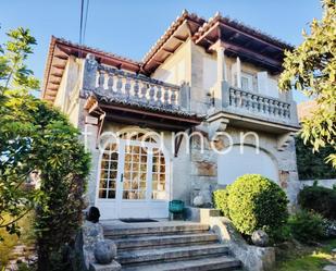 Vista exterior de Casa o xalet en venda en Vigo  amb Jardí privat, Parquet i Terrassa