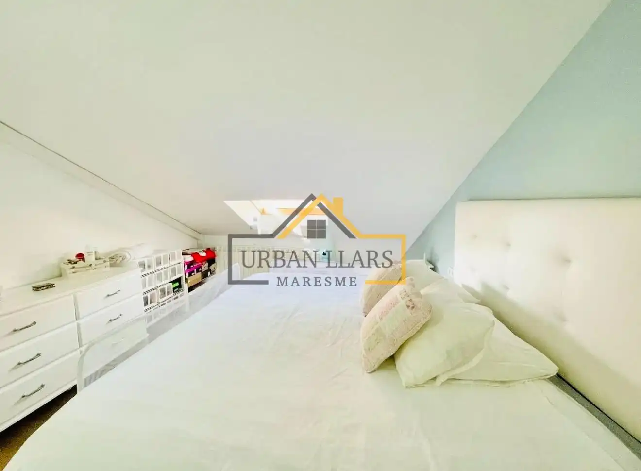 Schlafzimmer von Dachboden zum Verkauf in Mataró mit Klimaanlage, Heizung und Parkett