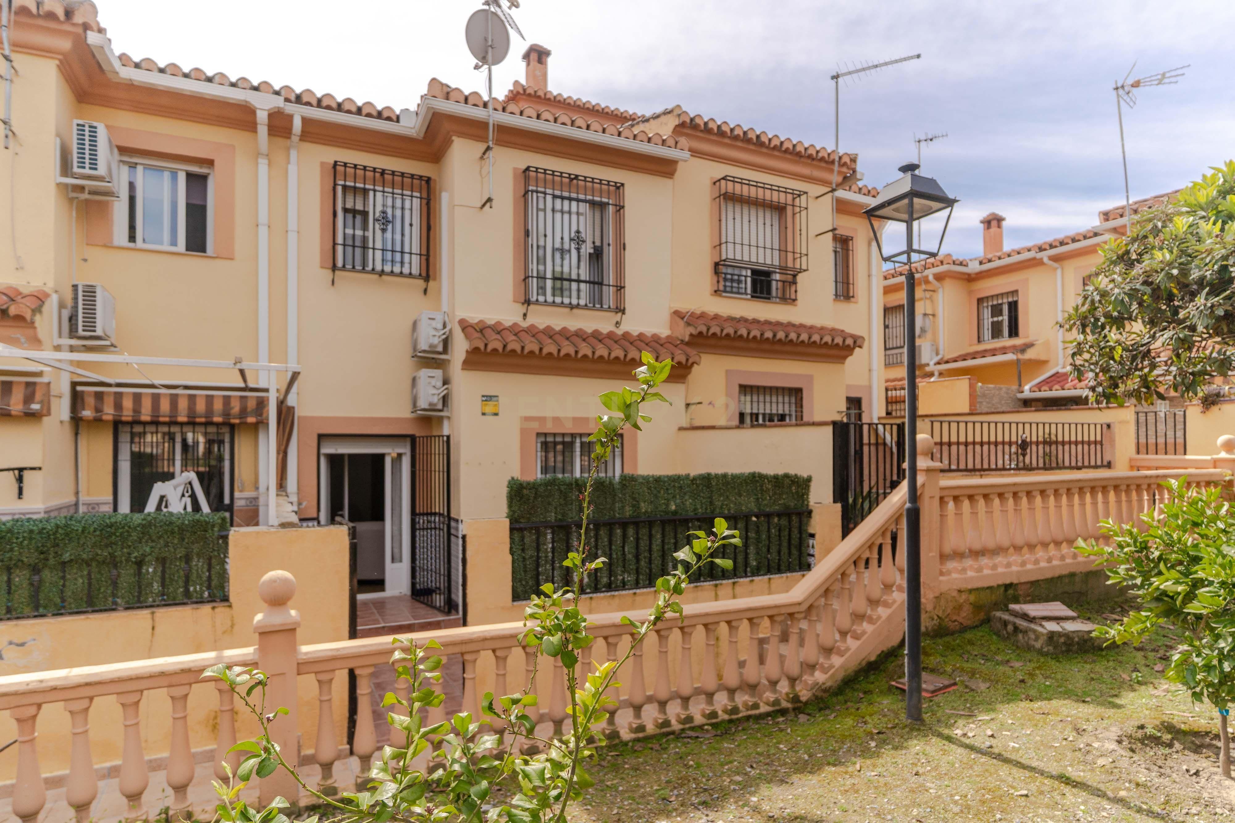 Vista exterior de Casa adosada en venta en  Granada Capital