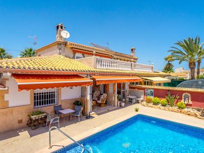 Vista exterior de Casa o xalet en venda en Orihuela amb Aire condicionat, Terrassa i Piscina