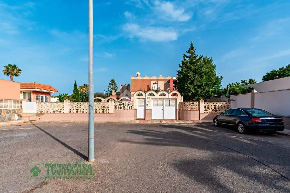 Vista exterior de Casa o xalet en venda en Roquetas de Mar amb Calefacció, Terrassa i Alarma