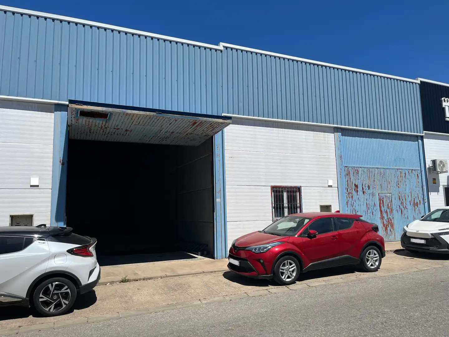 Vista exterior de Nau industrial en venda en Valencina de la Concepción