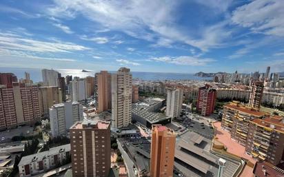 Vista exterior de Àtic en venda en Benidorm amb Aire condicionat, Terrassa i Balcó