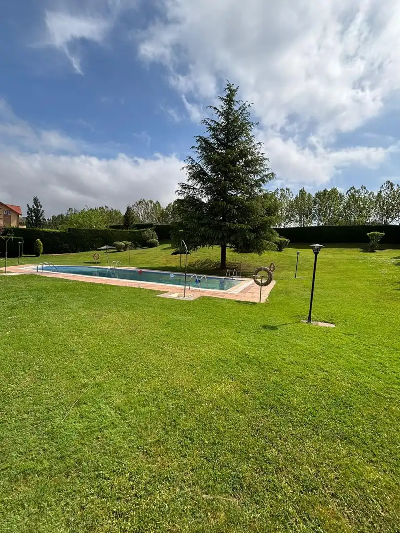Piscina de Ático en venta en Villamediana de Iregua con Jardín privado, Parquet y Piscina