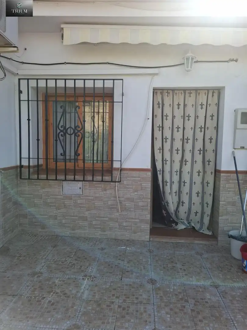 Einfamilien-Reihenhaus zum Verkauf in Pinos Puente mit Klimaanlage