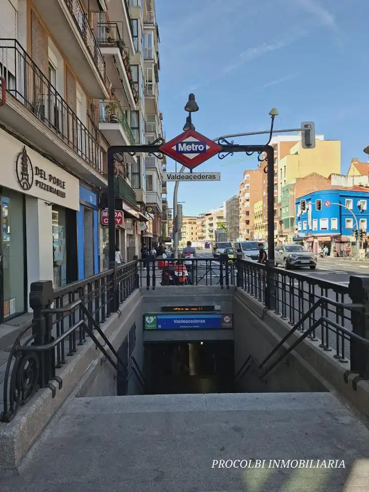 Vista exterior de Planta baixa en venda en Madrid amb Aire condicionat i Calefacció