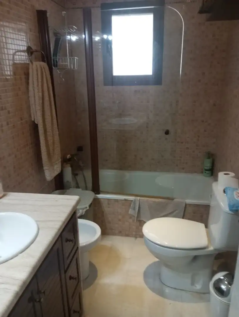 Badezimmer von Einfamilien-Reihenhaus zur Miete in La Algaba mit Klimaanlage, Terrasse und Abstellraum