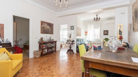 En el prestigioso barrio de Ibiza, dentro del distrito de Retiro en Madrid, se encuentra este magnífico piso de 117 m, diseñado pa