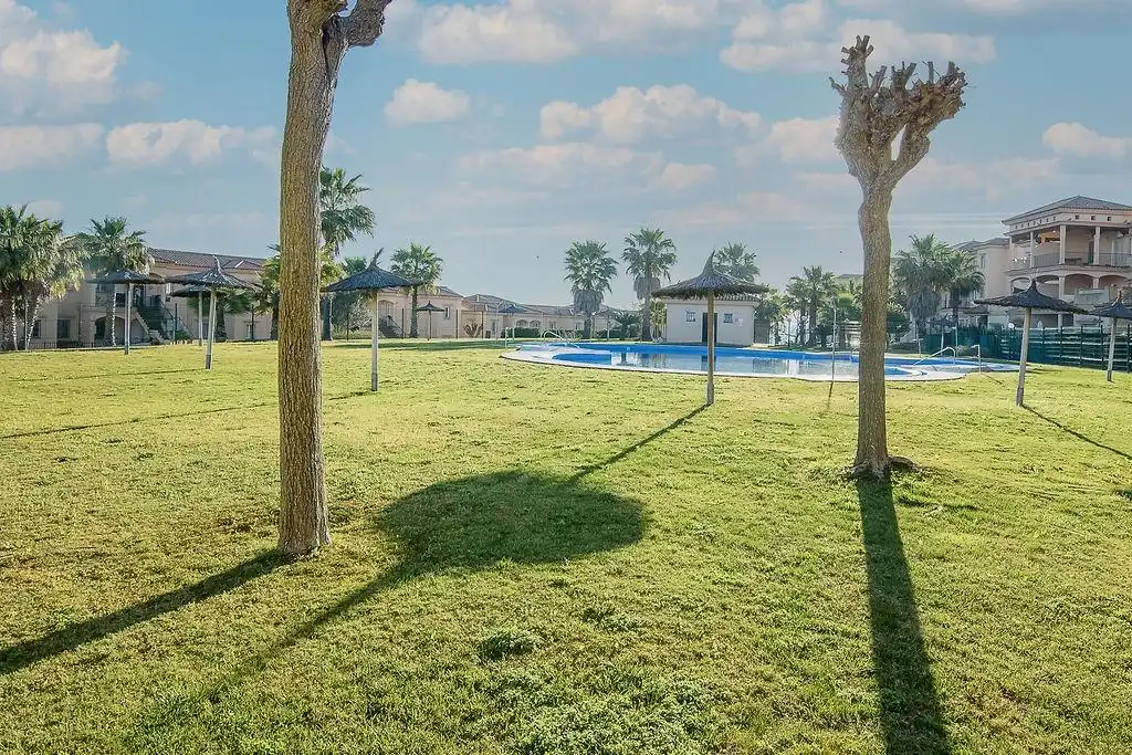 Piscina de Casa adosada en venda en Sanlúcar de Barrameda amb Jardí privat, Terrassa i Alarma