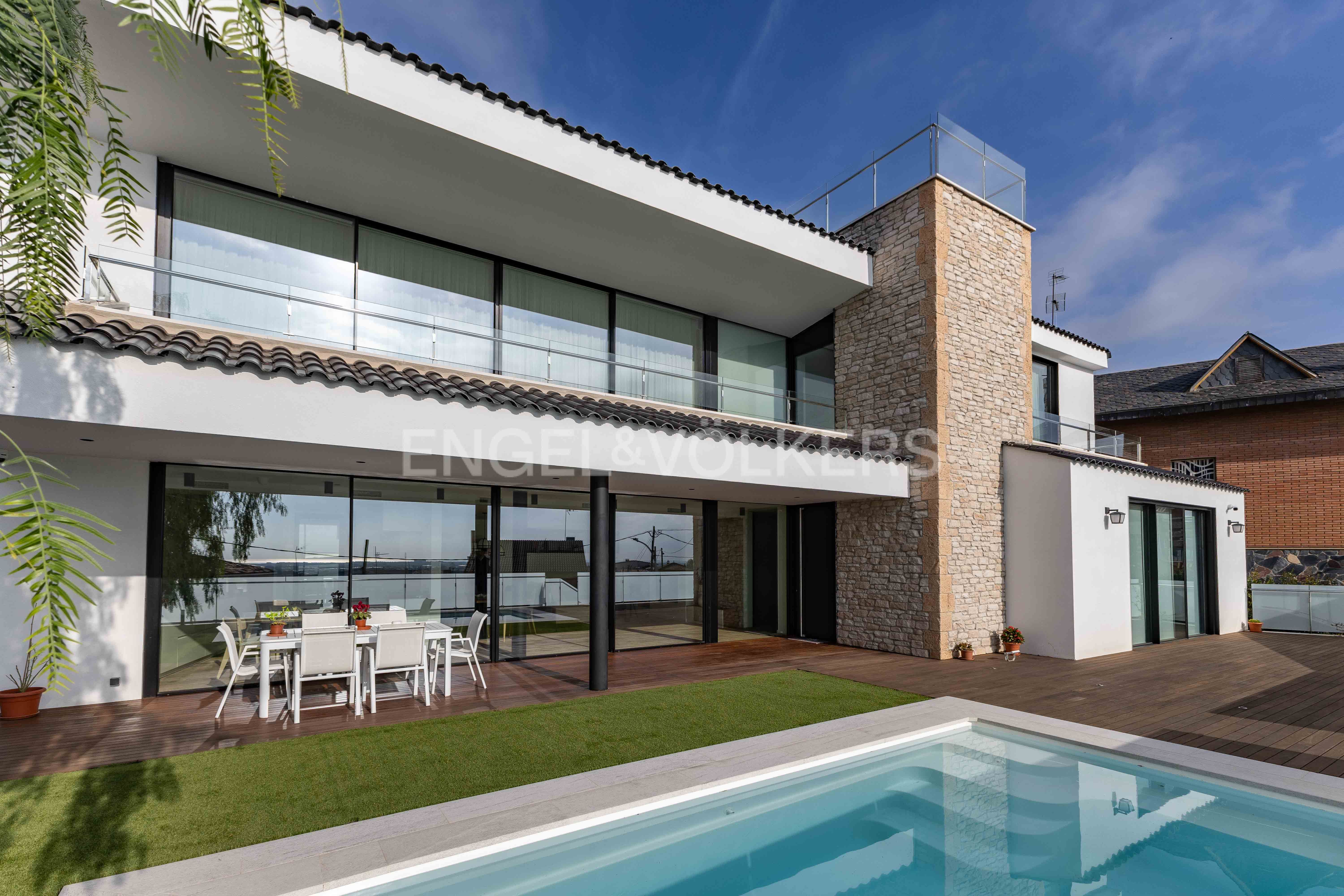 Exterior view of House or chalet for sale in Castelldefels  with Air Conditioner, Heating and Private garden